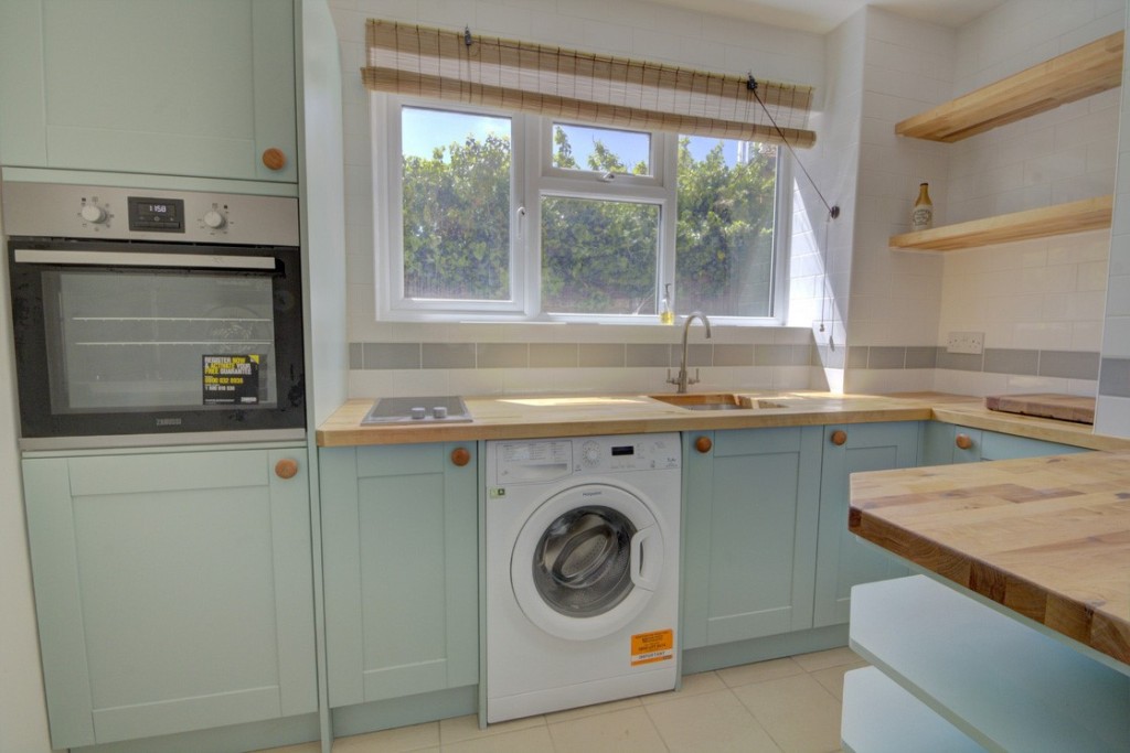 Lot: 147 - TWO-BEDROOM APARTMENT WITH SEA VIEWS - Flat 1 - kitchen before the tenant moved in provided by the seller